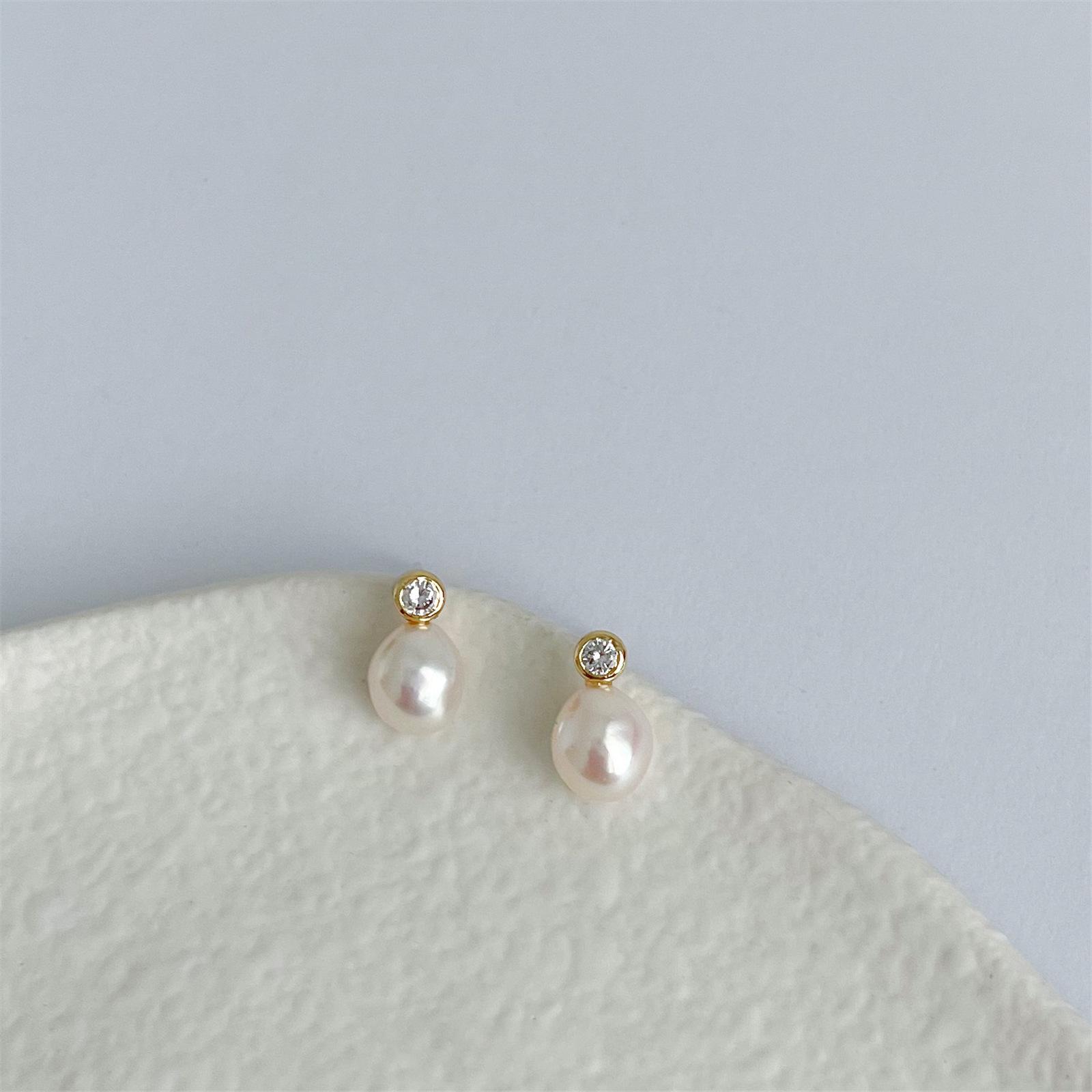 

Мини серьги с цирконом и жемчугом: Неподвластный времени, универсальный дизайн с серебряной иглой