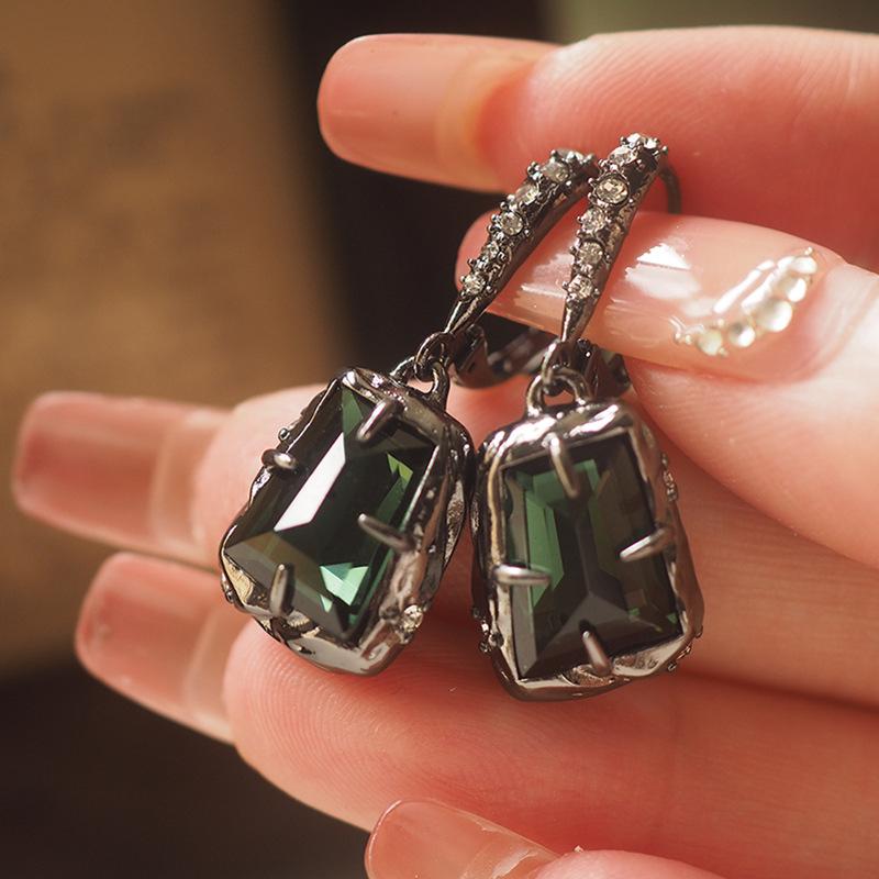 

Новый модный дизайн Ghost с черными винтажными изумрудными персонализированными серьгами и зажимами для ушей без отверстий для ушей