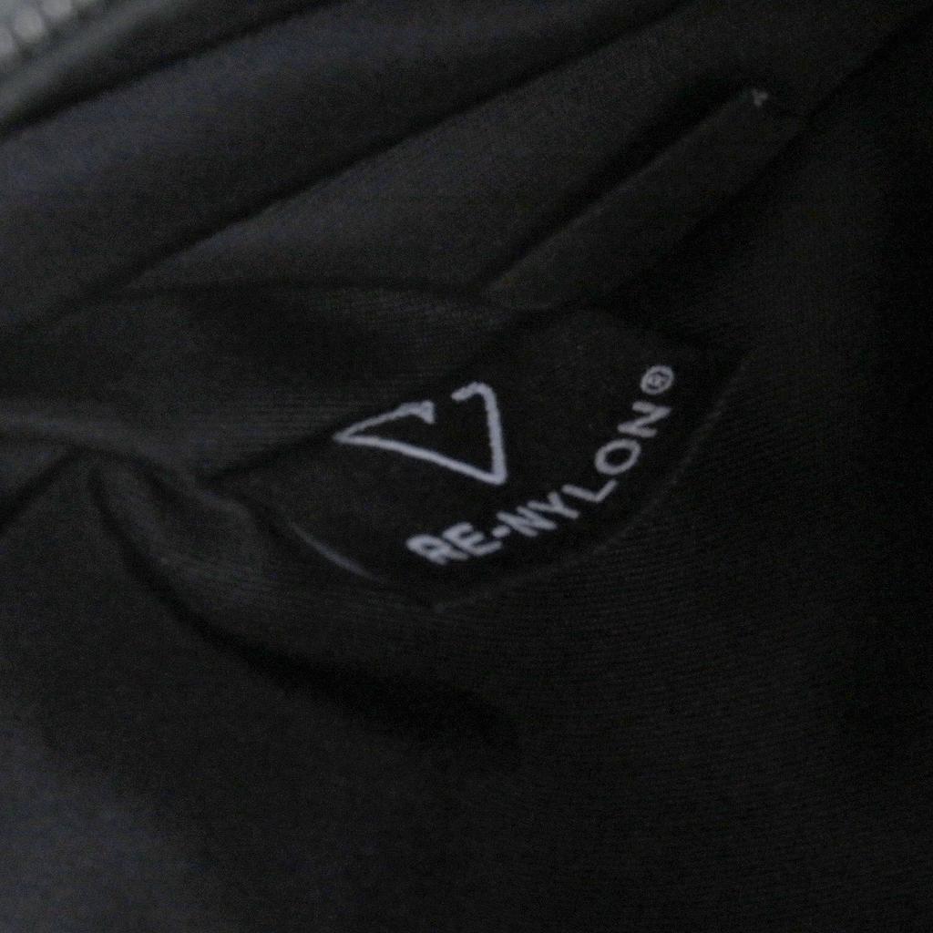 Tolle PRADA Umhängetasche Re-NYLON Dreieckslogo Dreiecksplatte schwarz Gebraucht