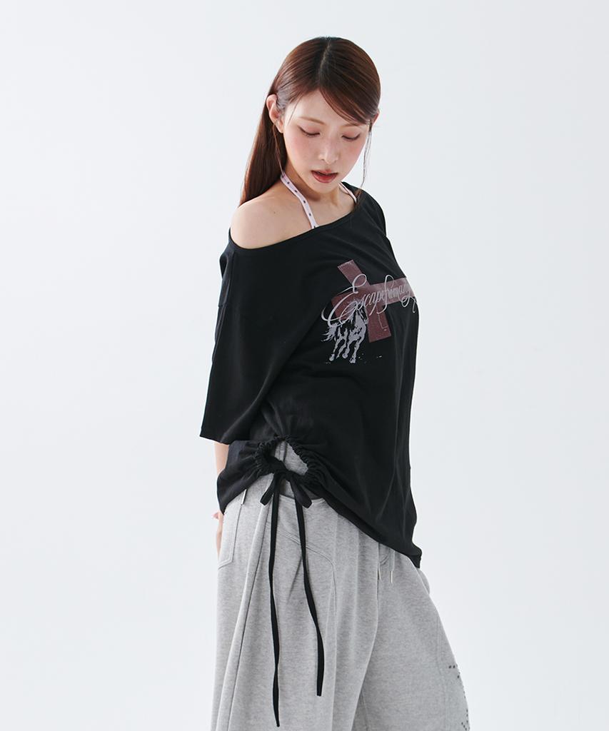 ESCAPEFROM [Escf X Hot Today] Cross Angel Print Side Shirring Detail Loose Fit One-Shoulder Short Sleeve T-Shirt Black