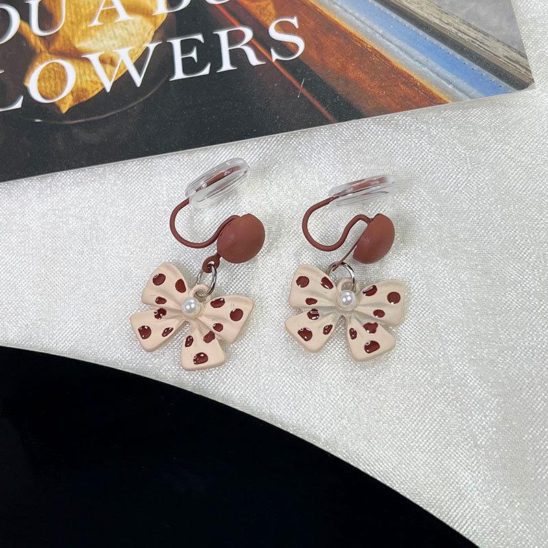 Korean Style Retro Pearl Ear Clip for Women - Mosquito Coil Holder, No Piercing, High-End, Fashionable and Versatile Luxury Earrings