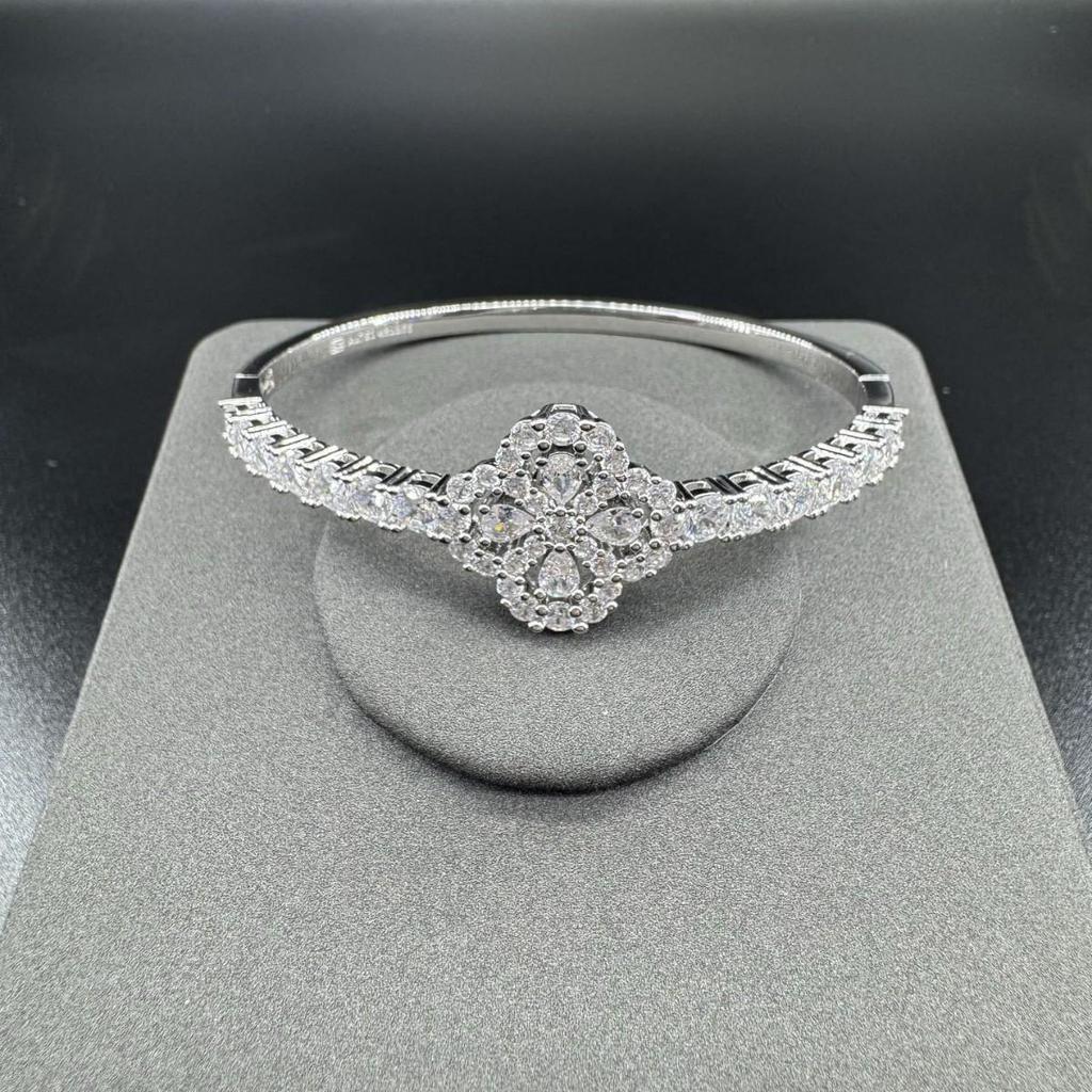 Luxury Diamond Four-Leaf Clover Bracelet - Elegant Valentine's Day Gift