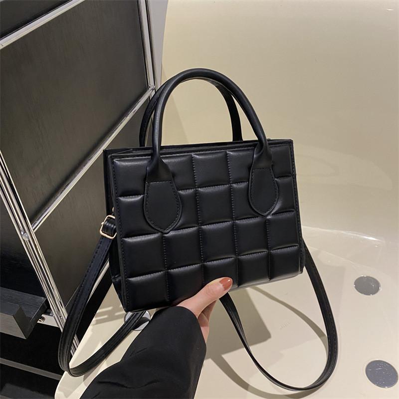 Stylish Retro Inspired Medium Sized Shoulder Handbag With Soft Pu Material чёрный