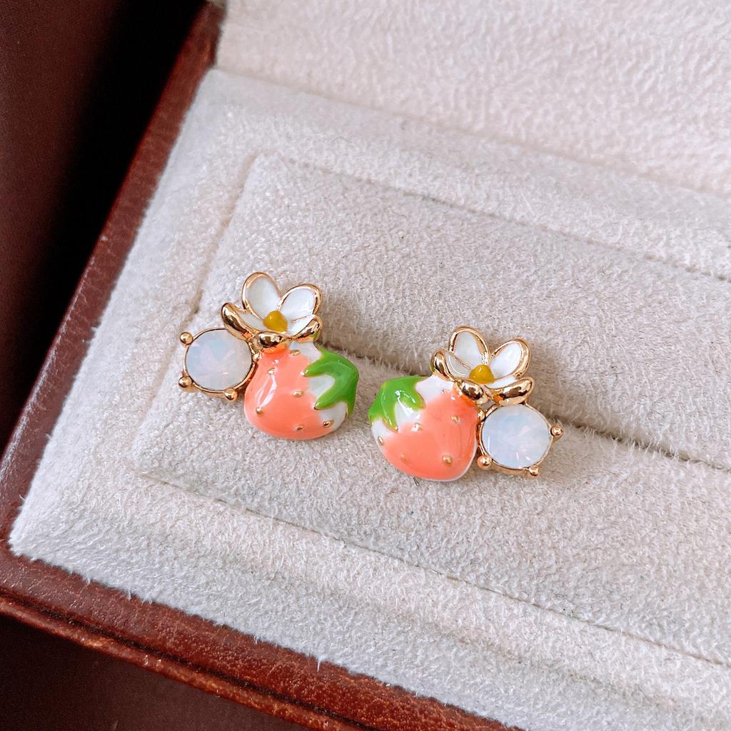 Seaside vacation wind gradual change oil painting wind petal stud earrings small fresh sweet earrings light luxury niche high sense earrings