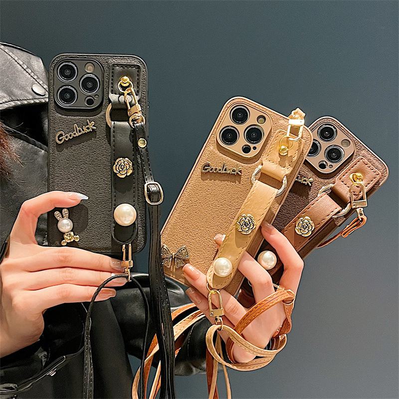 Etui na telefon Apple 15Promax: Pełny pakiet ze skórą Pit Grain, skośny wiszący skórzany pasek na nadgarstek z perłą, metalowe detale. 12-miesięczna gwarancja.