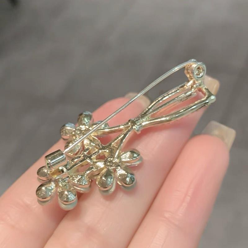 Glass Vase Anti-glare Brooch for Women High-end and Personalized Brooch Collar Buckle Corsage