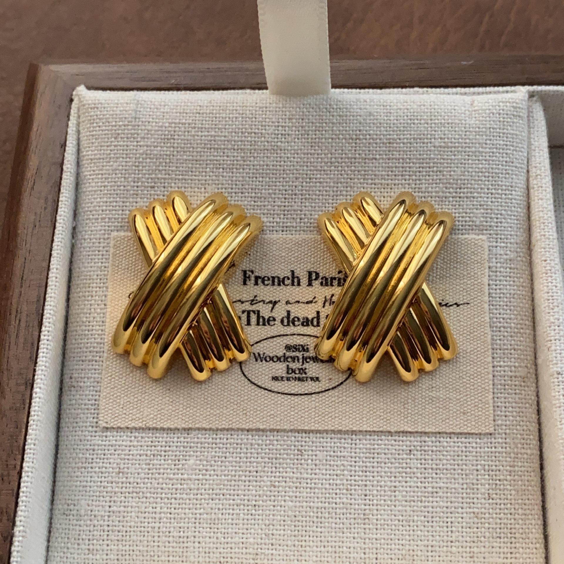 

Light luxury minimalist retro staggered line stud earrings metal glossy polished gorgeous earrings women s fashion high-end earrings