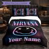Set de așternut Nirvana cu Nume Personalizat, 1 Față de Plapumă & 2 Fețe de Pernă, Cadou Personalizat pentru Dormitor