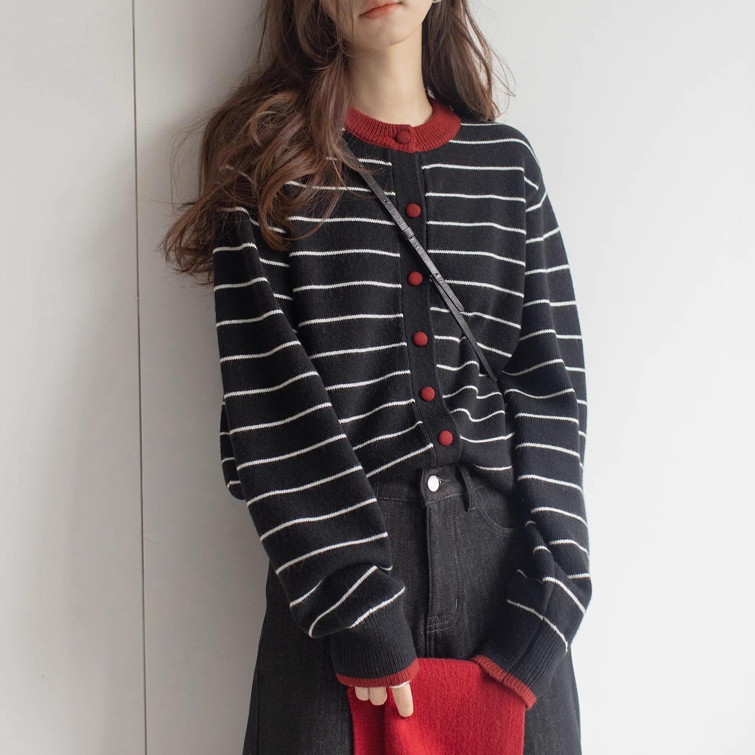 

Contrasting color crew neck striped knitted cardigan women s 2025 autumn and winter new college style age-reducing embroidered soft waxy sweater one size fits all чорний