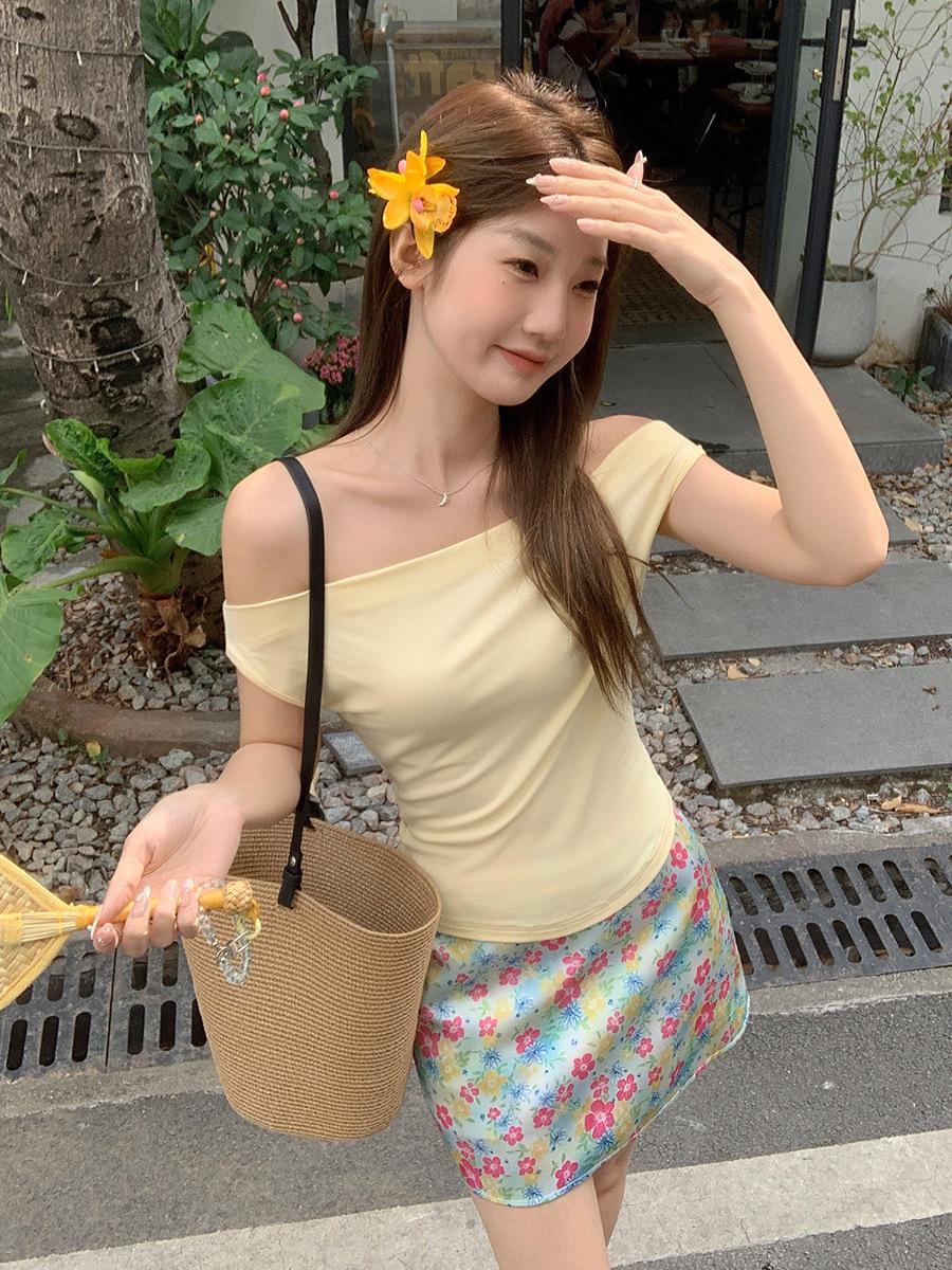 

Pure desire one-word shoulder swing collar design short-sleeved T-shirt women s summer new milk yellow pleated waist Spice Girl sleeveless top S
