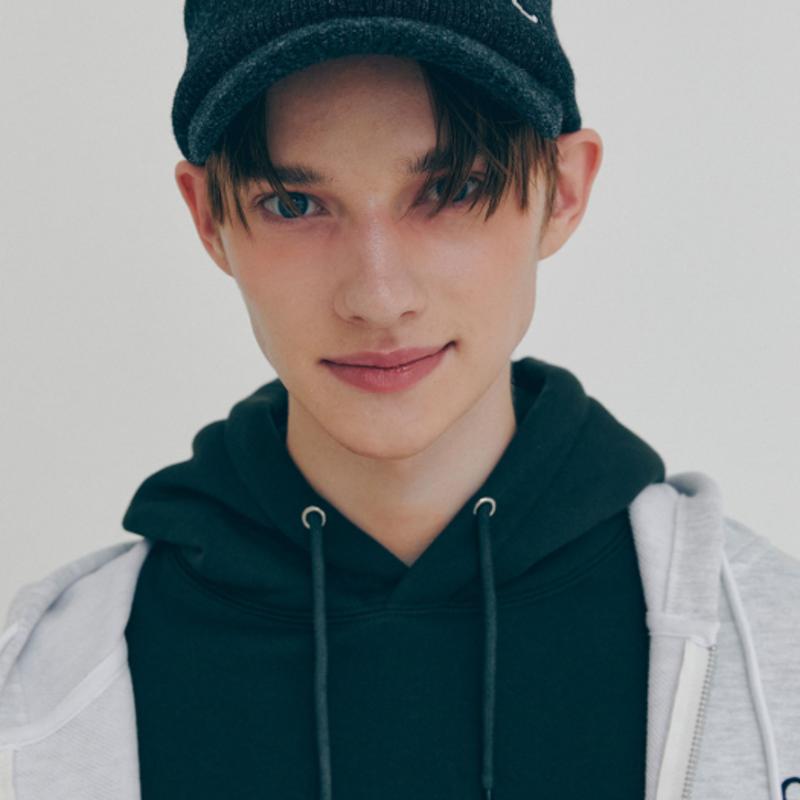 

Вязаный козырек CLOVE (Древесный уголь) FREE