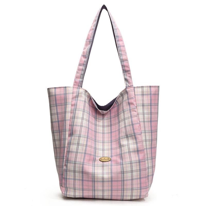 

В этом году популярная корейская нишевая литература и искусство клетчатая большая сумка-тоут — это повседневная и универсальная наплечная сумка для студенток в cla