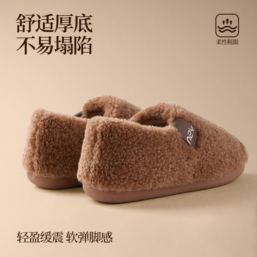 New cotton shoes are non-slip and warm indoors, piled and thickened, silent, and wear fluffy cotton shoes outside.