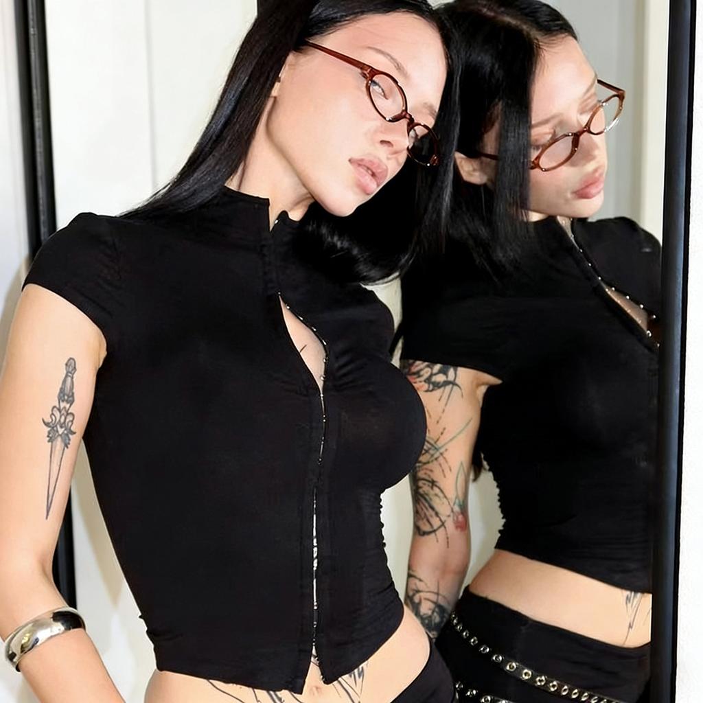 Europäische und amerikanische Damen Frühjahrs- und Sommerbekleidung neue Mode Street Spice Stehkragen Knopfleiste Design Hohl enges T-Shirt Top