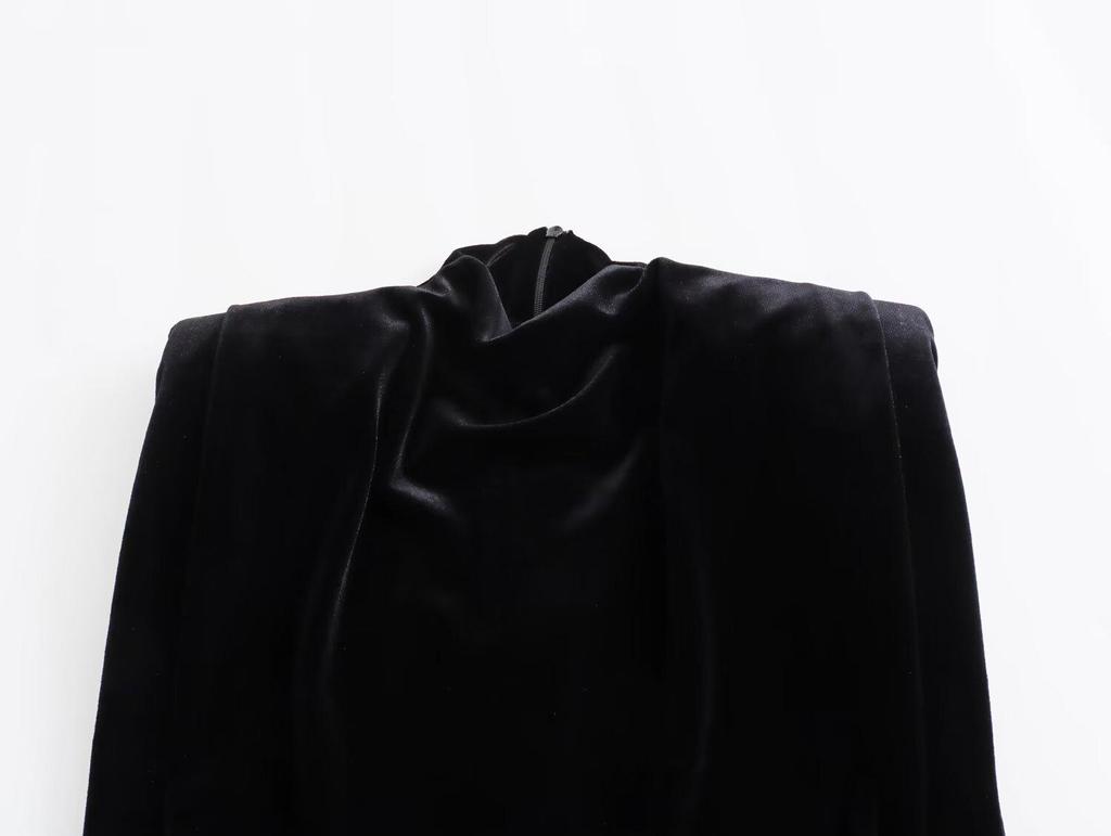 Zlaté sametové minišaty bez rukávů s ramenními vycpávkami, sexy úzký střih, design s vysokým pasem.