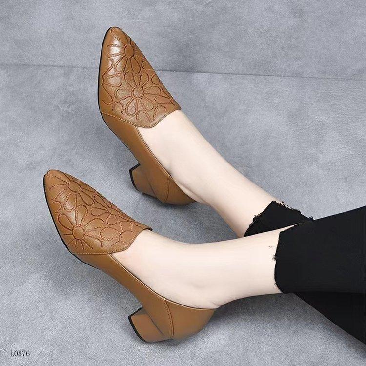 Single shoes women's shoes 2025 autumn new French pointed embroidery pattern European and American fashion soft leather soft sole comfortable mother