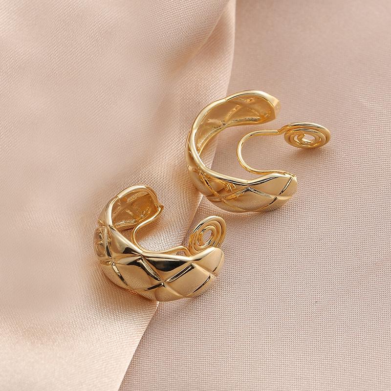 Cold Style Plaid Earrings: Non-Pierced Clip-On French Fashion for Women