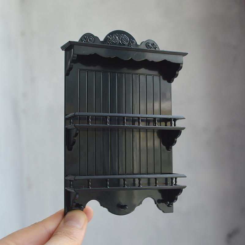 

1 шт. Мини-мебель для кукольных аксессуаров Игрушка 1/6 Миниатюрный кукольный домик Симуляция Подвесной шкаф Сушилка для посуды Модель чёрный