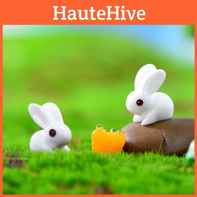 Roztomilé červené a bílé králičí ozdoby v kresleném stylu pro DIY mini krajinářské projekty