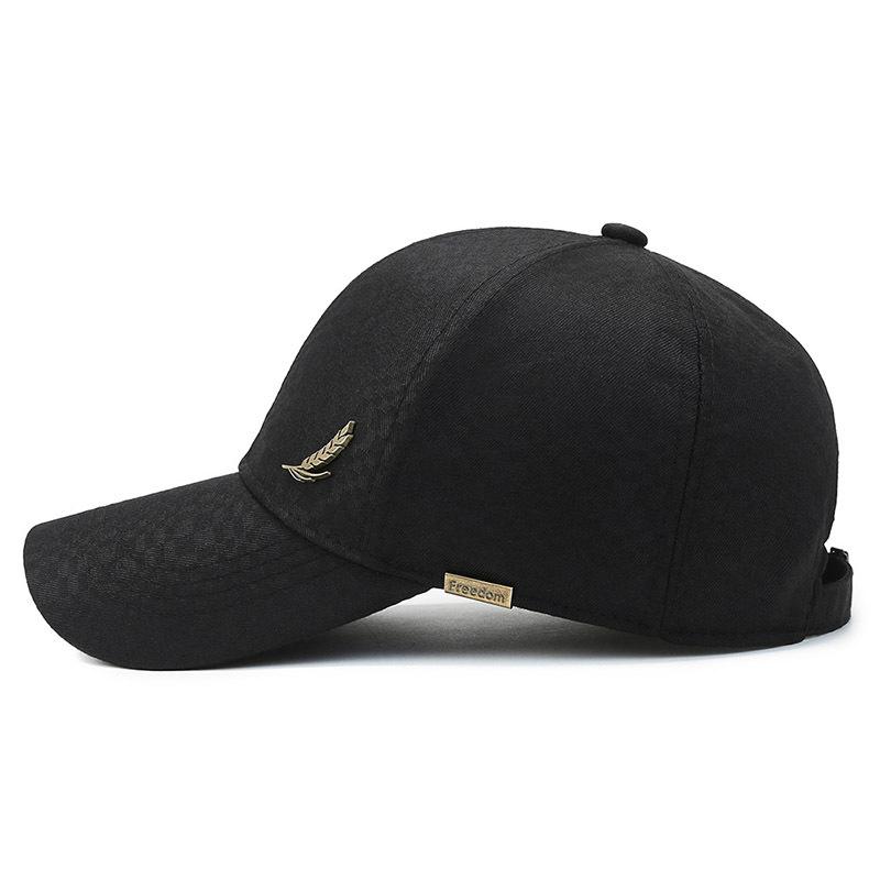 Sun-protective baseball cap: a simple and stylish men’s hat for leisure and travel