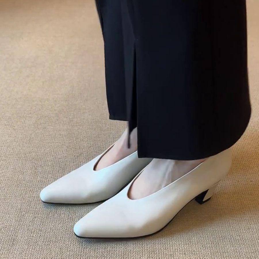 Simple Temperament Old Money Wind Witch Shoes Commuting Temperament Pointed Head Thick Heel Shallow Mouth Fashion Single Shoes 2025 Spring New