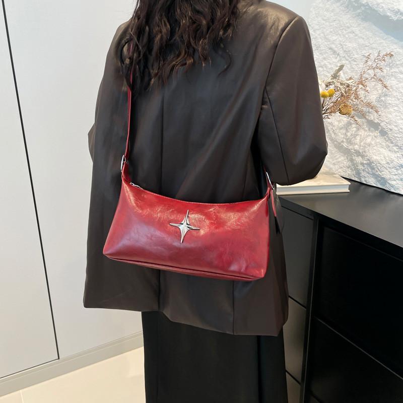 Chic And Minimalist Shoulder Bag For Women Ideal For Casual And Sporty Outfits