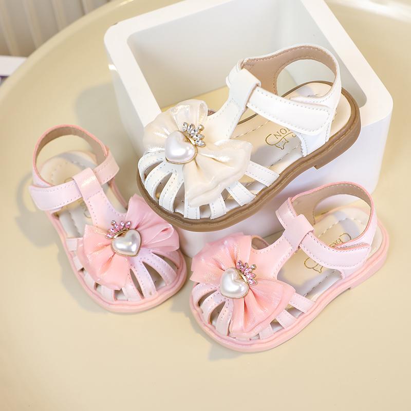 Baby Girls Walking Shoes Hollowed-out Kids Sandals Pu T-strap 2025 New Girls Princess Shoes with Sweet Bowtie Love Heart Pearl