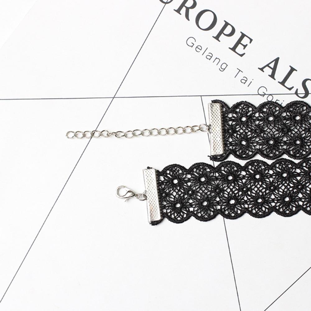 Charm Gotisch Ausgeschnittenes Muster Schwarze Spitze Choker-Halskette für Damen Sexy Temperament Halsband Kette Schmuckzubehör Geschenke