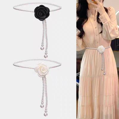 Koreanischer Taillengürtel mit Kamelie-Perlen und schwarzem und weißem Blumendekor für Kleid