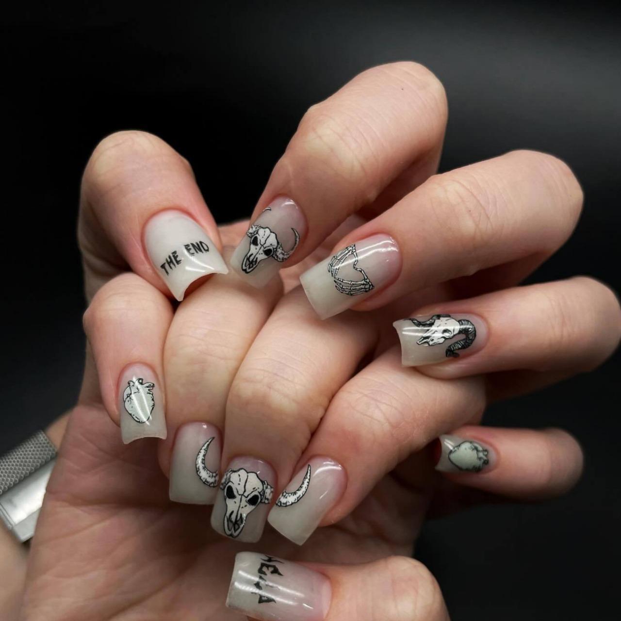 

Popular White Ram Head Letter Graffiti Glossy Detachable Fake Nail Art Pieces
