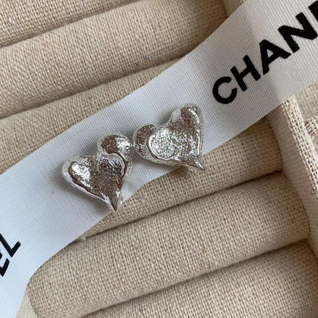 

Нові металеві сережки в стилі Ins з плісованим увігнуто-опуклим серцем, Висококласні елегантні та модні жіночі сережки, Вишуканий подарунок для вух срібний