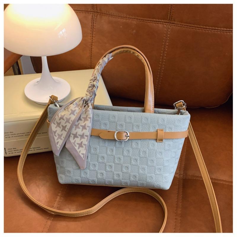 Small bags are popular today, women's summer new fashion messenger bags, portable bucket bags.