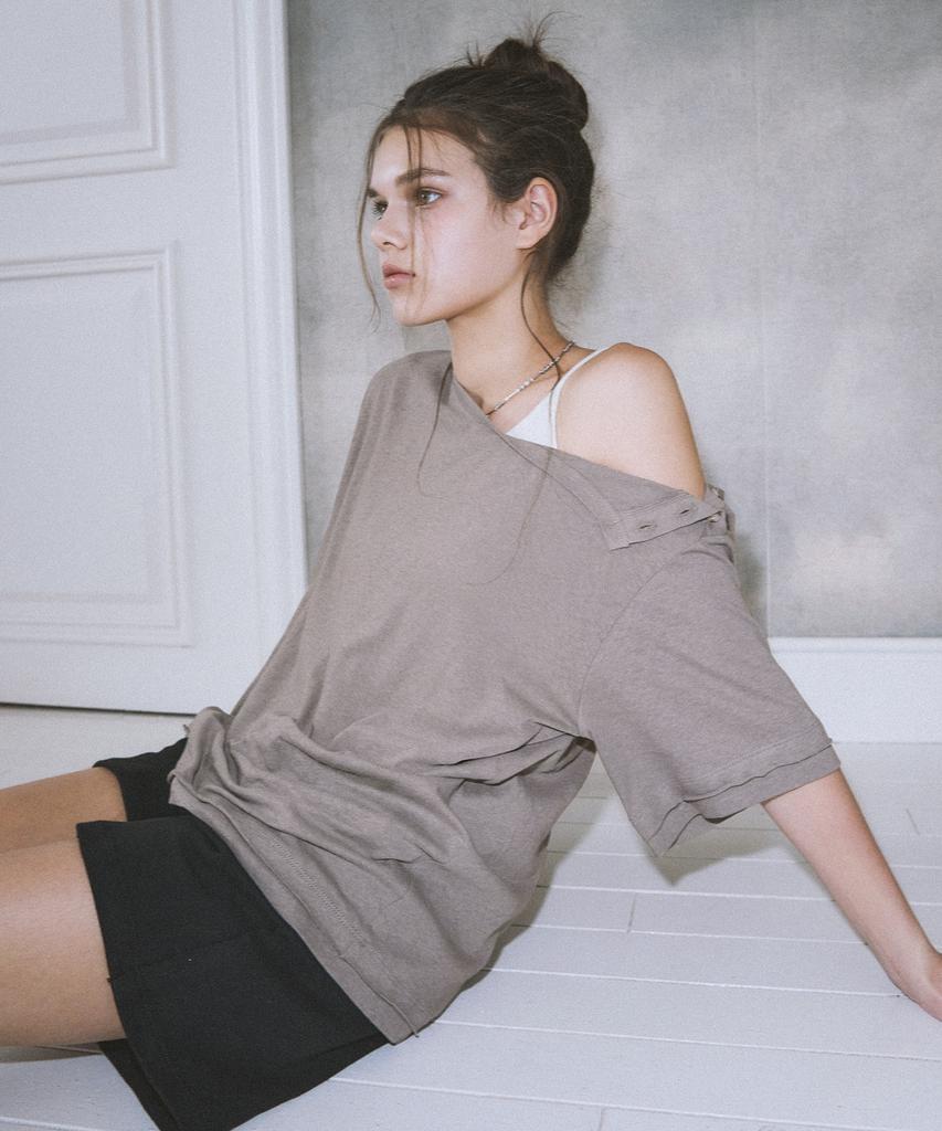 Kiyamo Relaxed Cotton One-Shoulder Tee _Ash Brown
