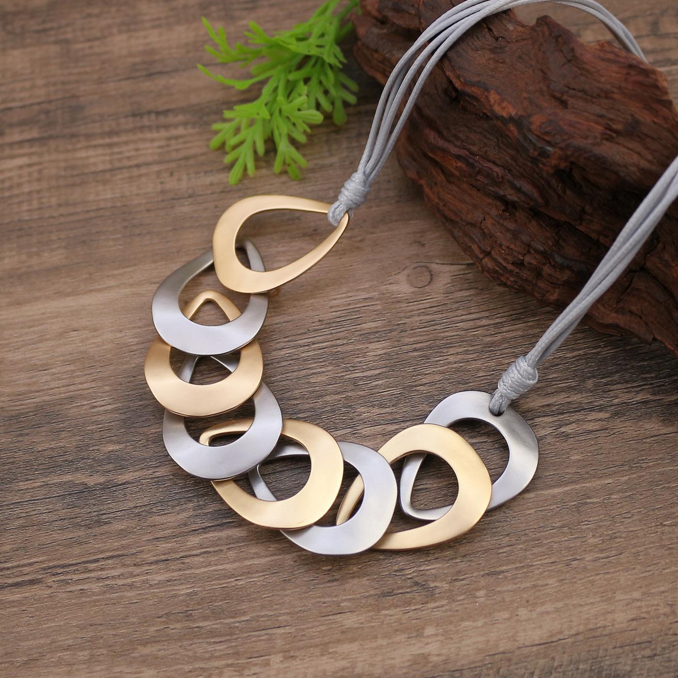 

Новое матовое полое кольцо металлическое короткое ожерелье, женская преувеличенная плетеная кожаная веревка кольцо шейная цепочка