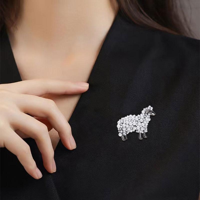 Sheep Brooch High-end Fashion Clothing Accessories Pendant Anti-light Buckle Pin Animal Lamb Pearl Corsage