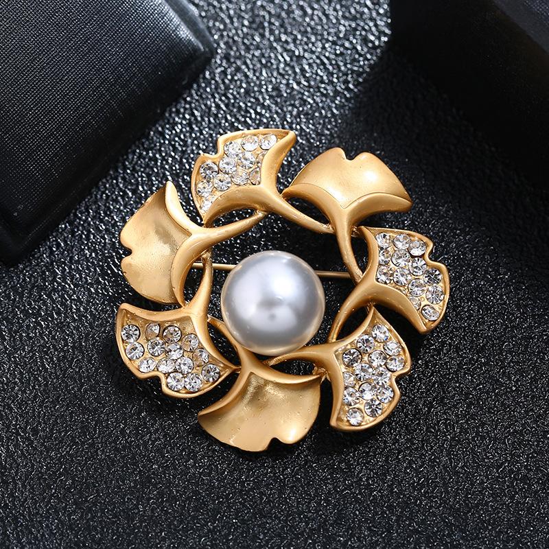 Luxury temperament dumb gold brooch female morrow plant pearl flower pin suit simple brooch with jewelry