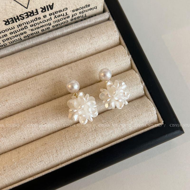 

French Gentle White Hydrangea Flower Earrings for Women Retro Elegant Fancy Accessible Luxury Pearl Earrings Beautiful Earrings Pearl hydrangea
