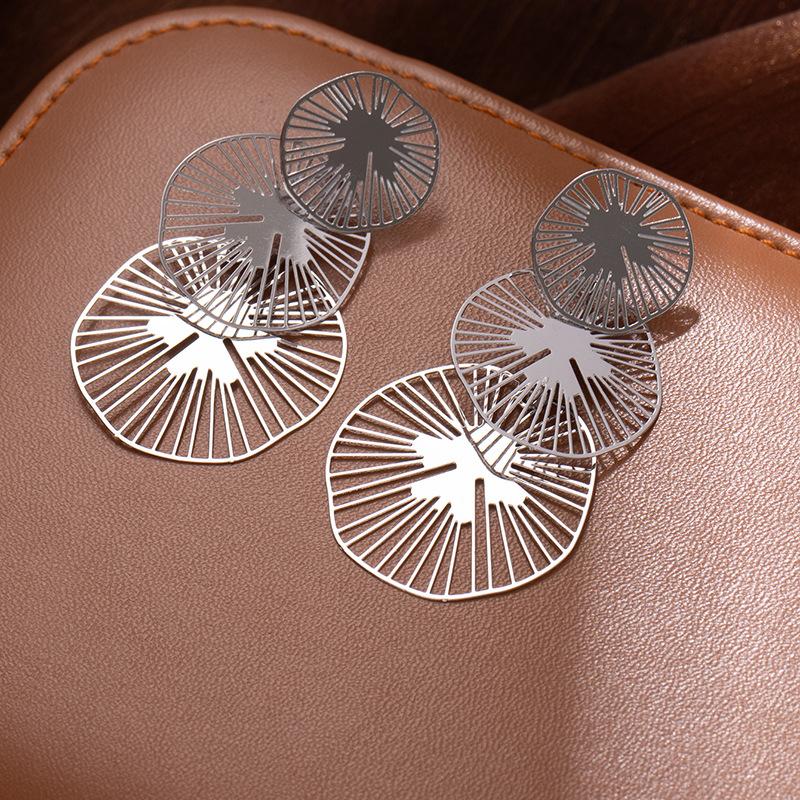 

Retro Hollow Round Long Earrings Wind Elegant Gentle Stud Earrings Fashion Light Luxury High-End Earrings Women