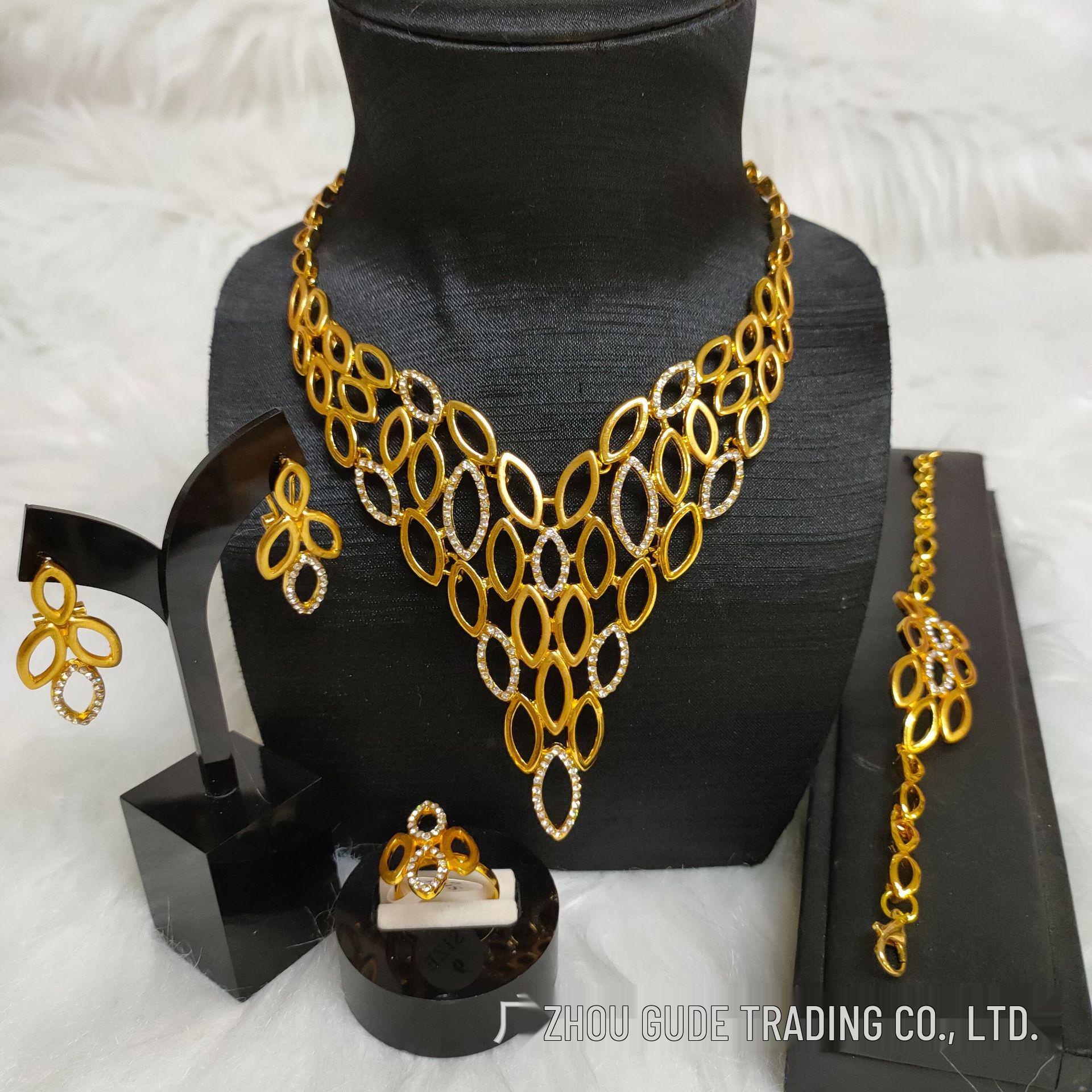 

Набор африканских украшений с покрытием из 24-каратного золота: Ожерелье, Браслет, Серьги и Кольцо для Невест