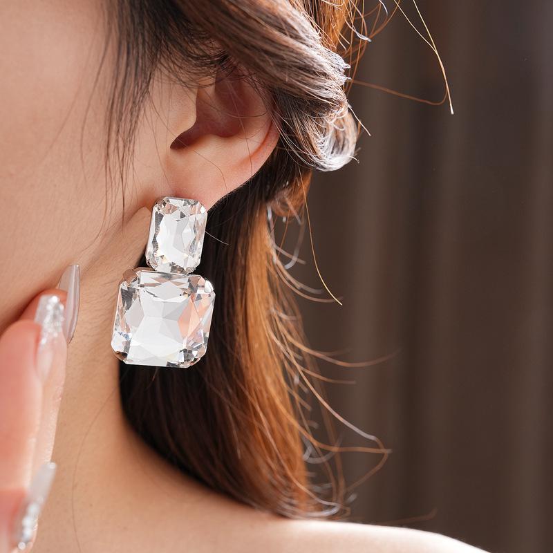 Set di orecchini a lobo quadrati con incastonatura di diamanti e collana: Accessori Formale di Lusso, alla Moda, di Alta Gamma