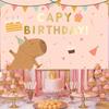 Uno sfondo carino per il compleanno con una capibara dei cartoni animati e gelato con scritto "Buon Compleanno!" Invia un testo per festeggiare un compleanno adatto alle ragazze