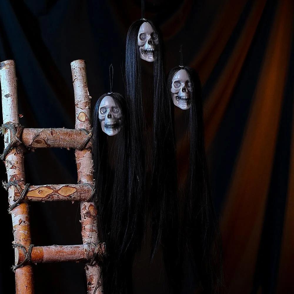 Halloween Hängender Geist Skelettkopf mit Langhaar Rotes Blinkendes Auge Horror Foto Requisite für Zuhause Garten Außen Party Dekoration