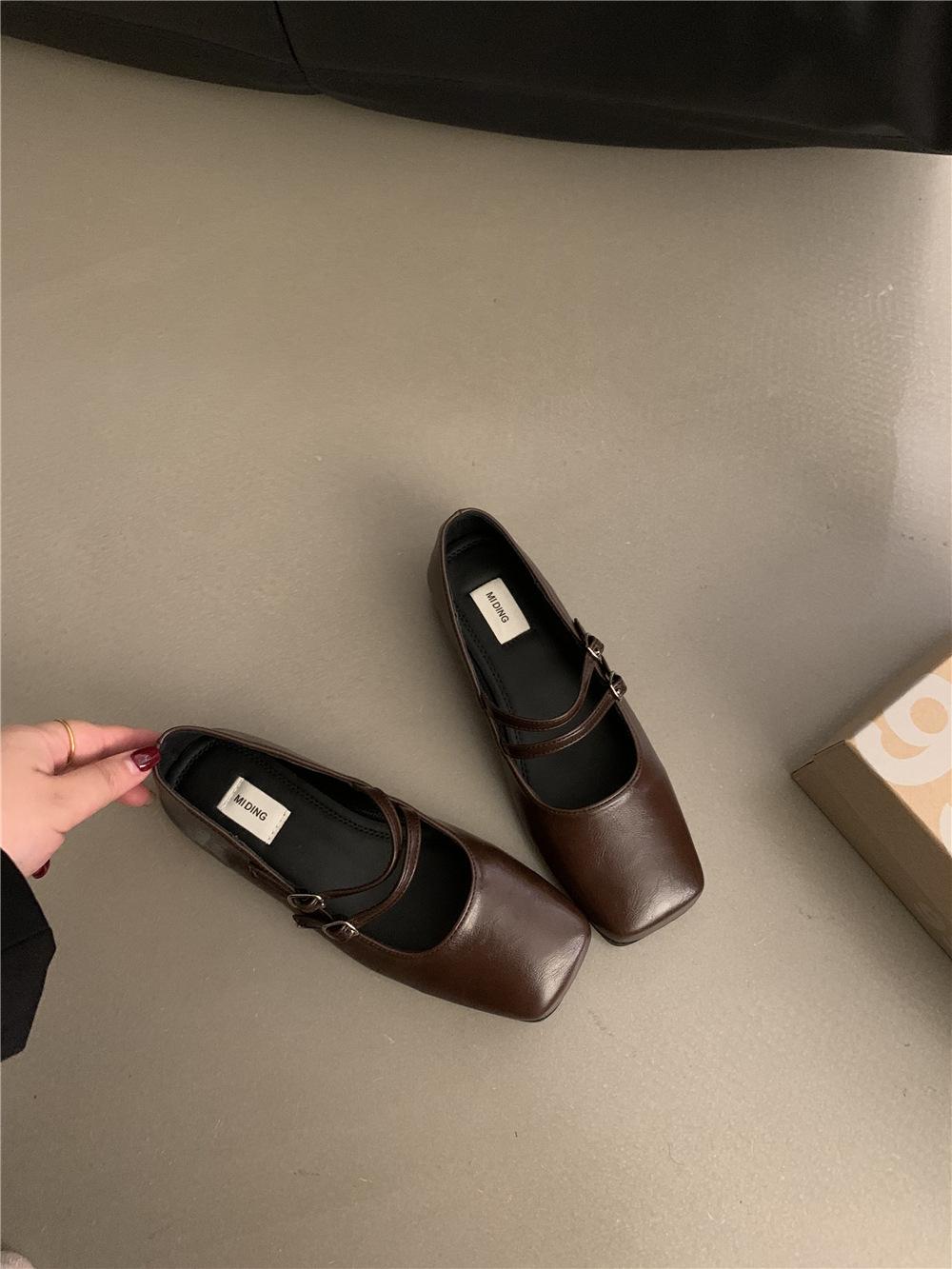 

French evening breeze silver single shoes female 2025 new spring and autumn flat temperament fairy square head light mouth Mary Jane shoes 39 коричневый