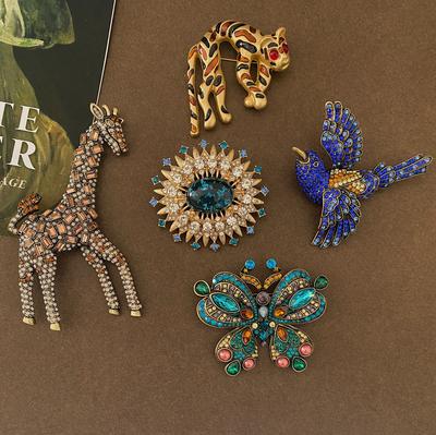 Women Men Vintage Classic Heavy Industry Full Crystal Badges Brooch Palace Style Middle Design Butterfly Deer Pin Accessories