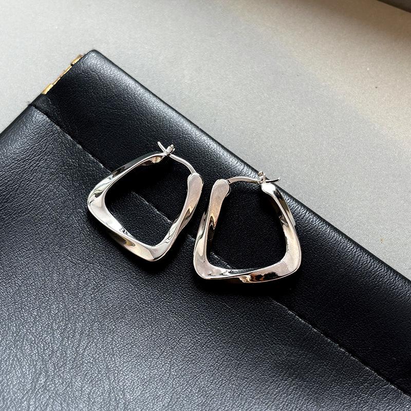 Real Gold Electroplated Geometric Square Earrings, Women's Exaggerated Metal Ear Buckles, the Same Earrings.