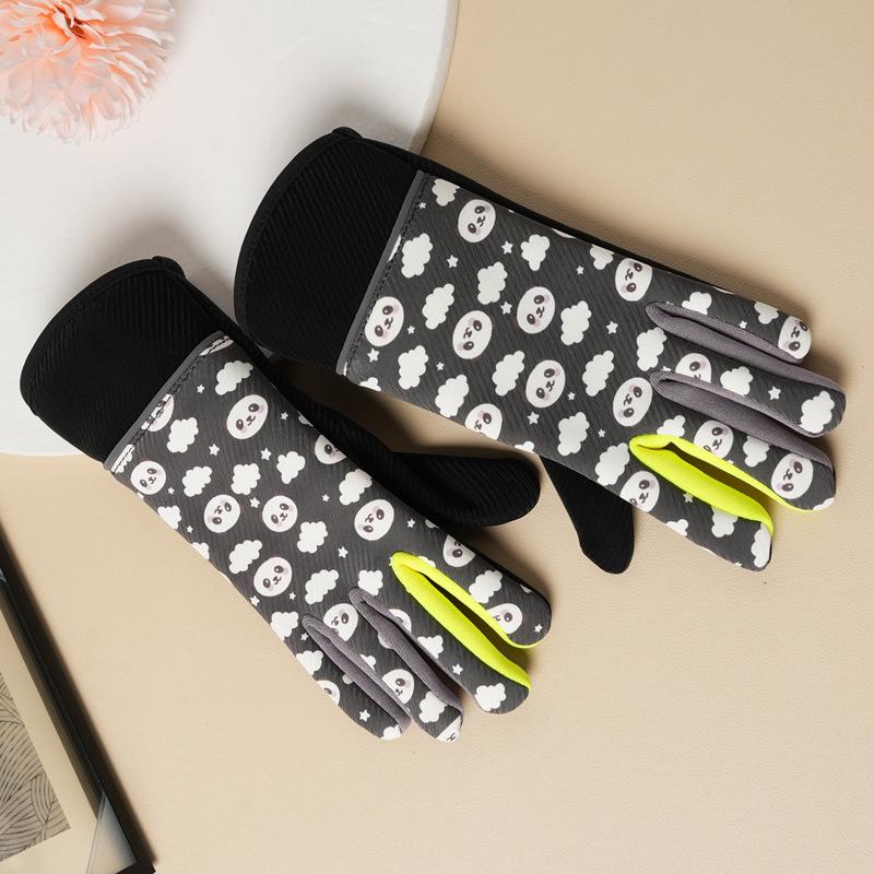 Children's Waterproof Winter Gloves with Velvet Lining for Cycling Sports, Ages 7-12, Boys and Girls, Full Finger Cartoon Design.