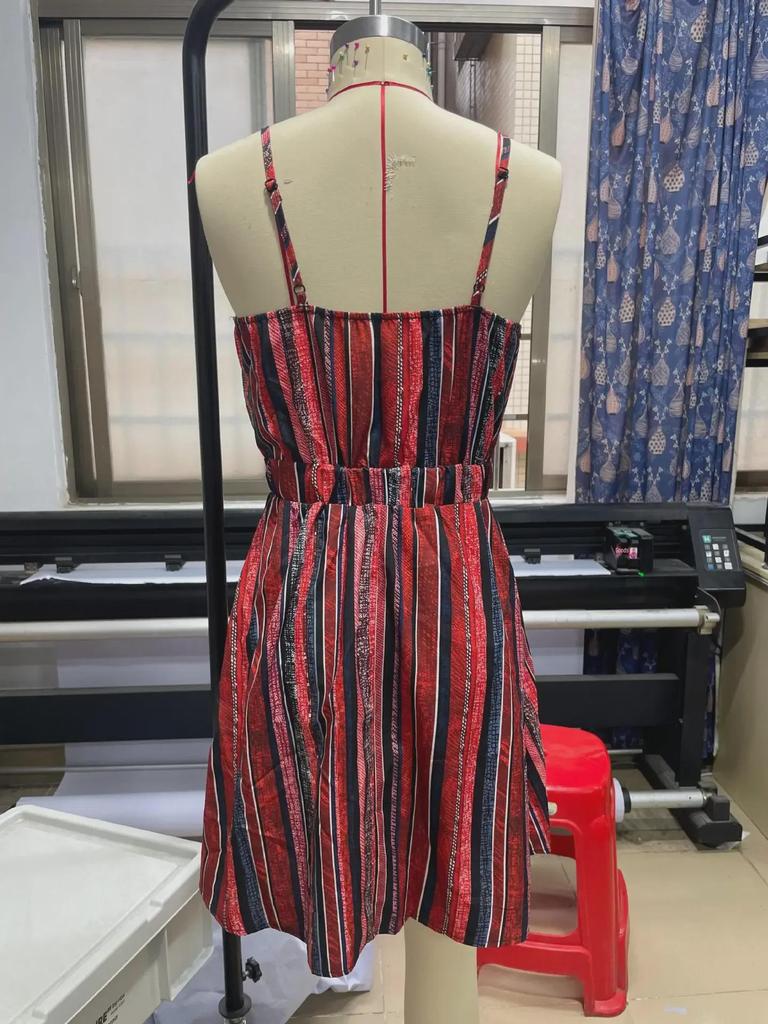 Evropské a americké horké prodeje Pruhované šaty s výstřihem do V na špagetová ramínka a zavinovacím střihem - Kolekce léto 2024