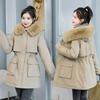 Der neue Damen-Innenfutter zum Herausnehmen hat ein Kleid und drei Wintermäntel, sowie die mittellange Baumwolljacke mit Pelzkragen.