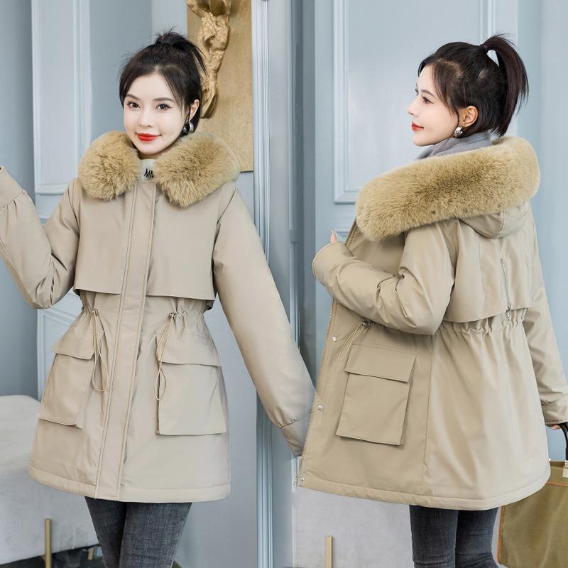 Der neue Damen-Innenfutter zum Herausnehmen hat ein Kleid und drei Wintermäntel, sowie die mittellange Baumwolljacke mit Pelzkragen.
