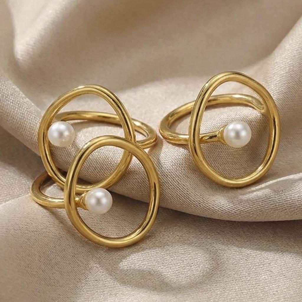 Geometrischer Ring aus Edelstahl mit 18 Karat Vergoldung und Kunstperle